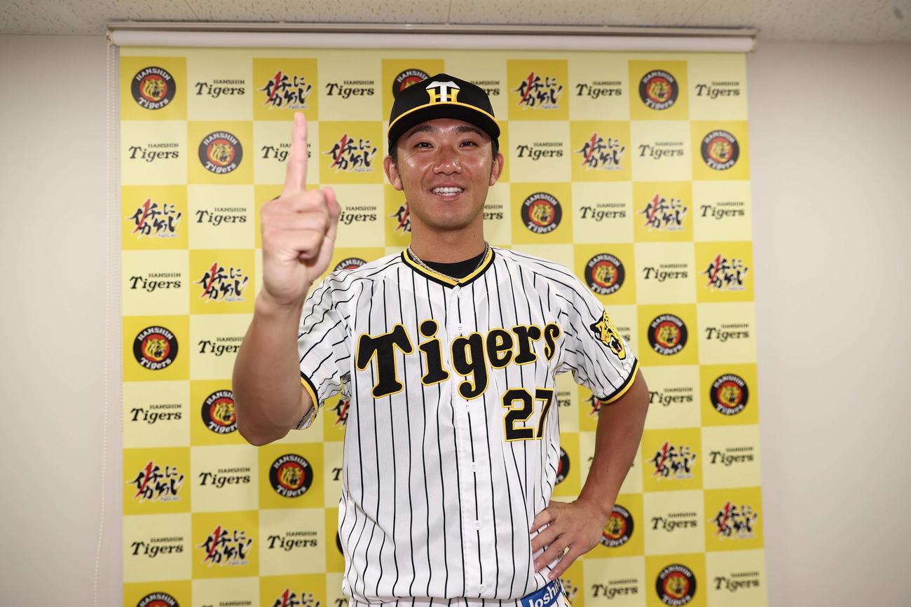 初めてのオールスター出場を決めた伊藤将は「1」のポーズを決める（撮影・上田博志）