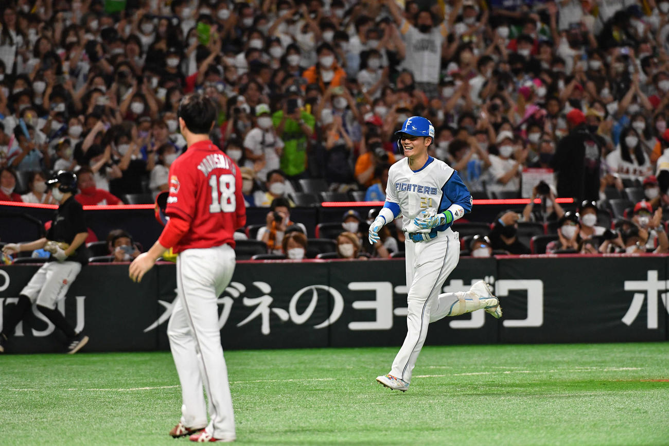 全パ対全セ　9回裏全パ2死、広島森下（左）から左越えサヨナラ本塁打を放った日本ハム清宮は笑顔でダイヤモンドを一周する（撮影・岩下翔太）