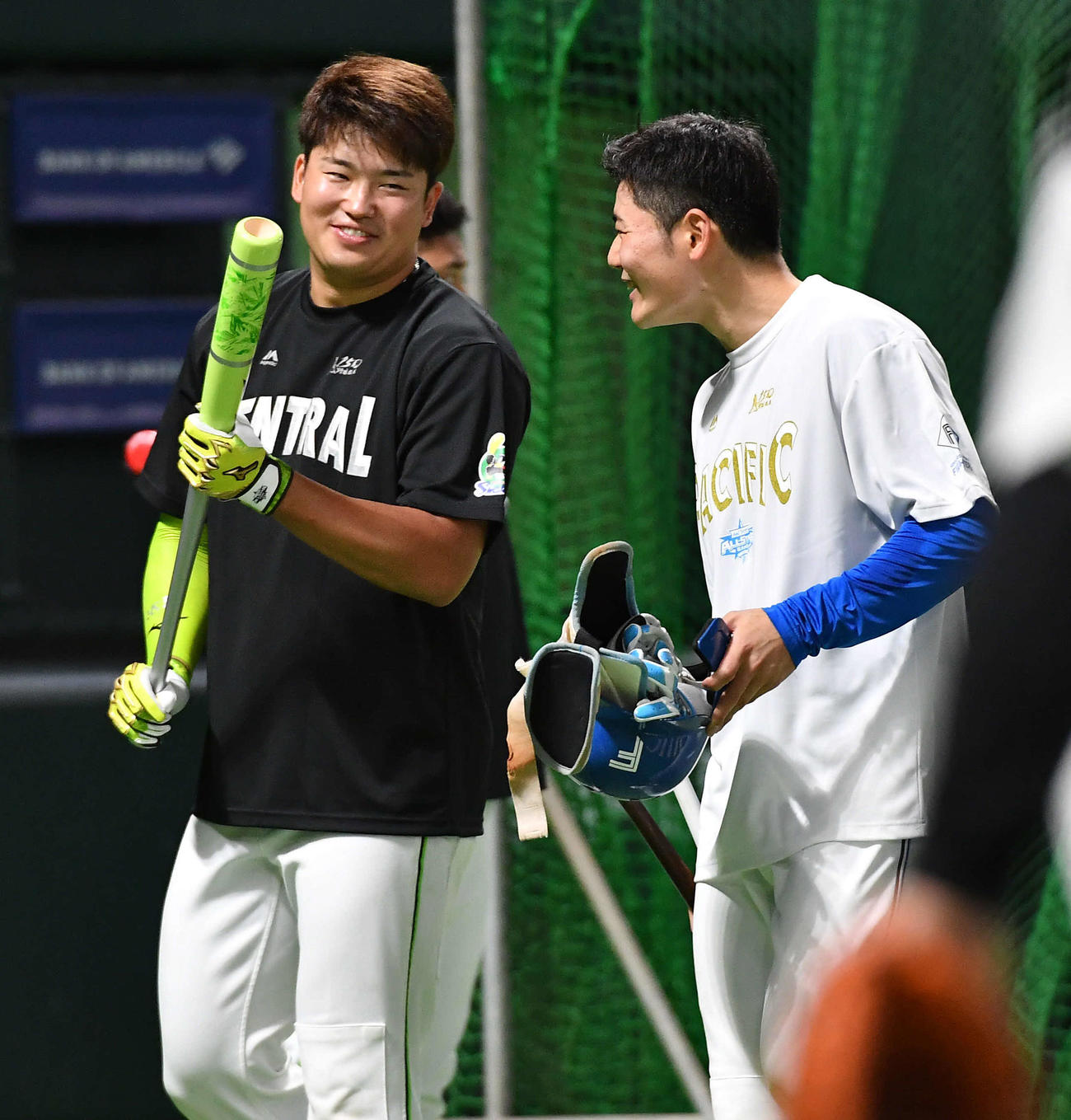 全パ対全セ　日本ハム清宮（右）と談笑するヤクルト村上（撮影・岩下翔太）