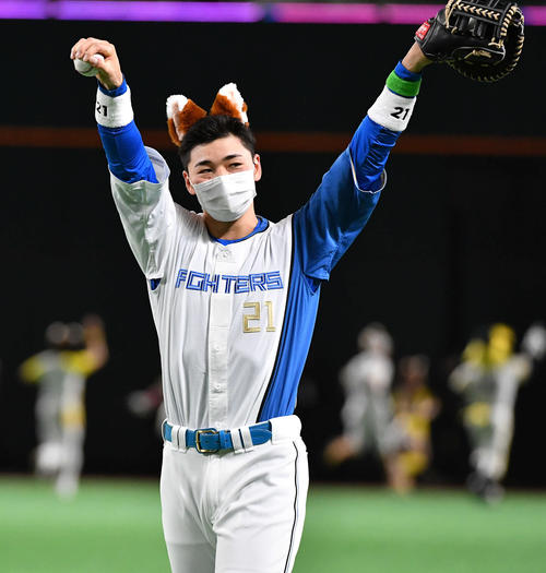 全パ対全セ きつねダンスを終えて引き揚げる日本ハム清宮(撮影・岩下翔太)