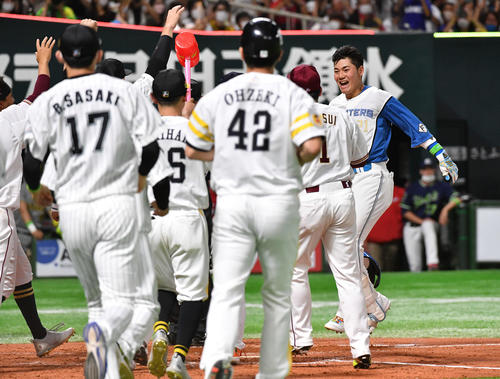 全パ対全セ 9回裏全パ2死、左越えサヨナラ本塁打を放った日本ハム清宮(右端)はナインの待つ歓喜の輪に笑顔で飛び込む(撮影・岩下翔太)