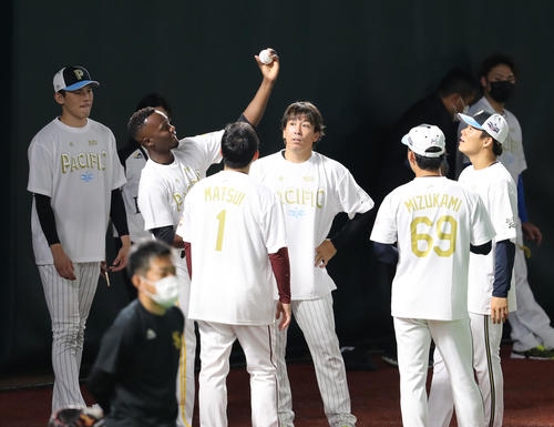 全パ対全セ モイネロ(左から2番目)から投球について話を聞く左から佐々木朗、松井裕、益田、水上、山本(撮影・屋方直哉)