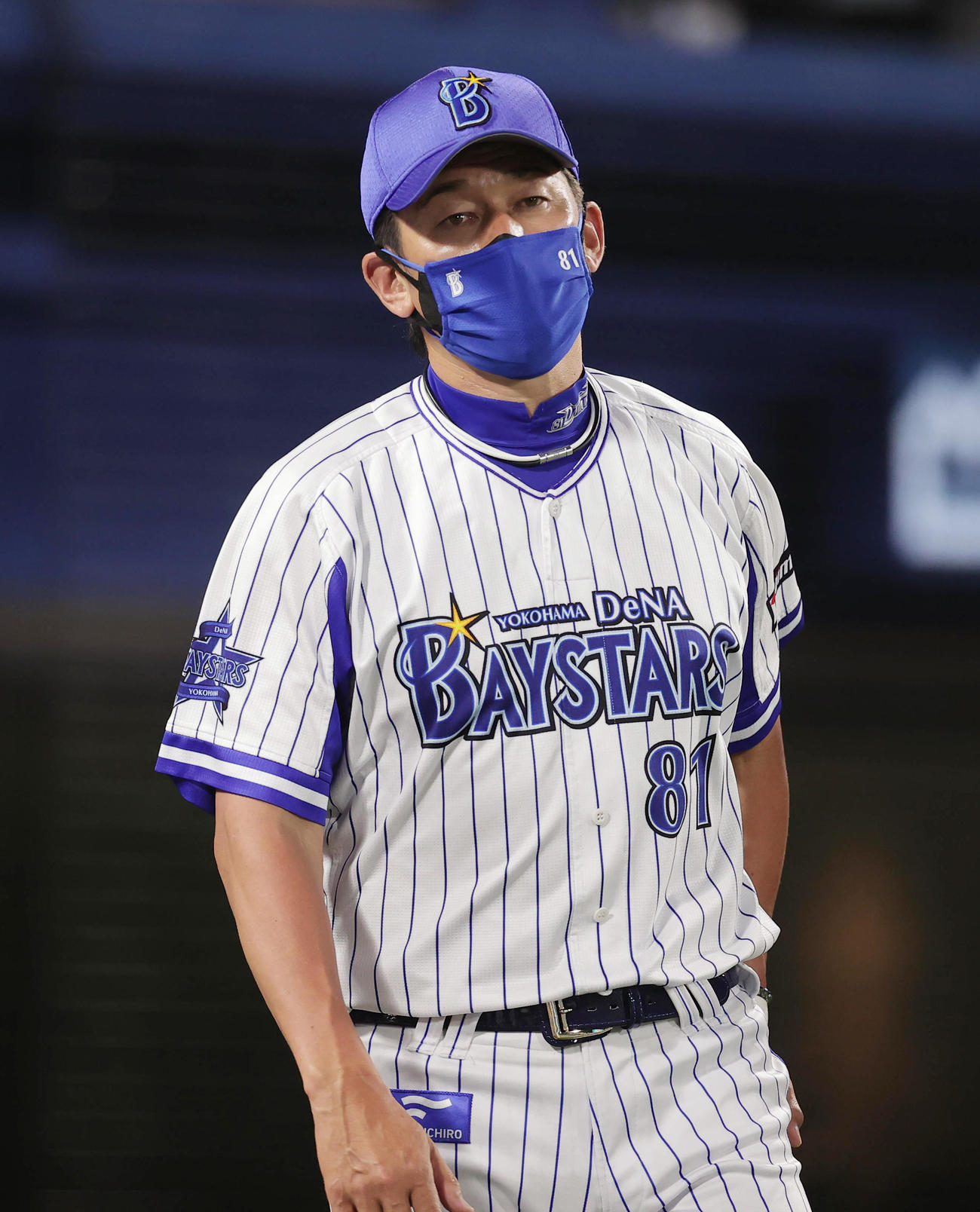 6月、広島戦で選手交代を告げるDeNA三浦監督