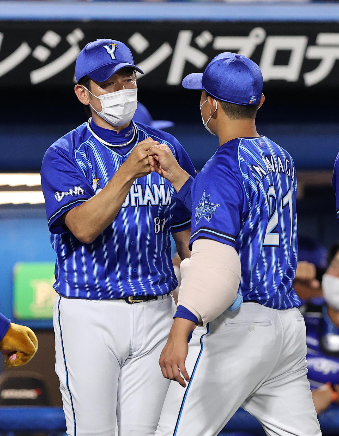 1日、ヤクルト戦でDeNA三浦監督（左）は4勝目を挙げた今永とグータッチ