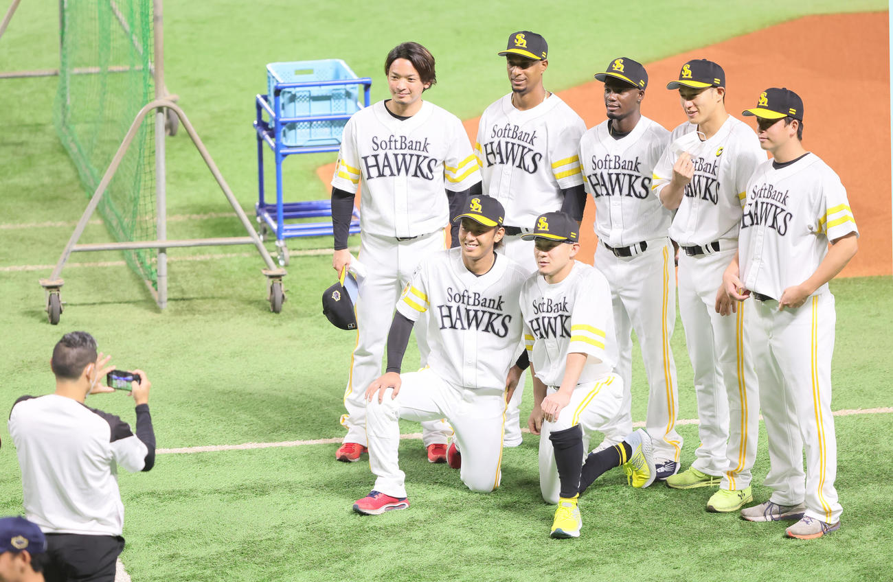 試合前、記念撮影するソフトバンクの出場選手たち（撮影・足立雅史）