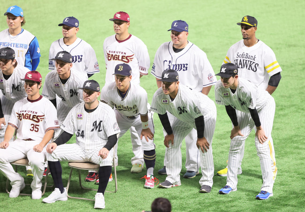 試合前、記念撮影に臨むロッテ佐々木朗（前列右端）ら（撮影・足立雅史）