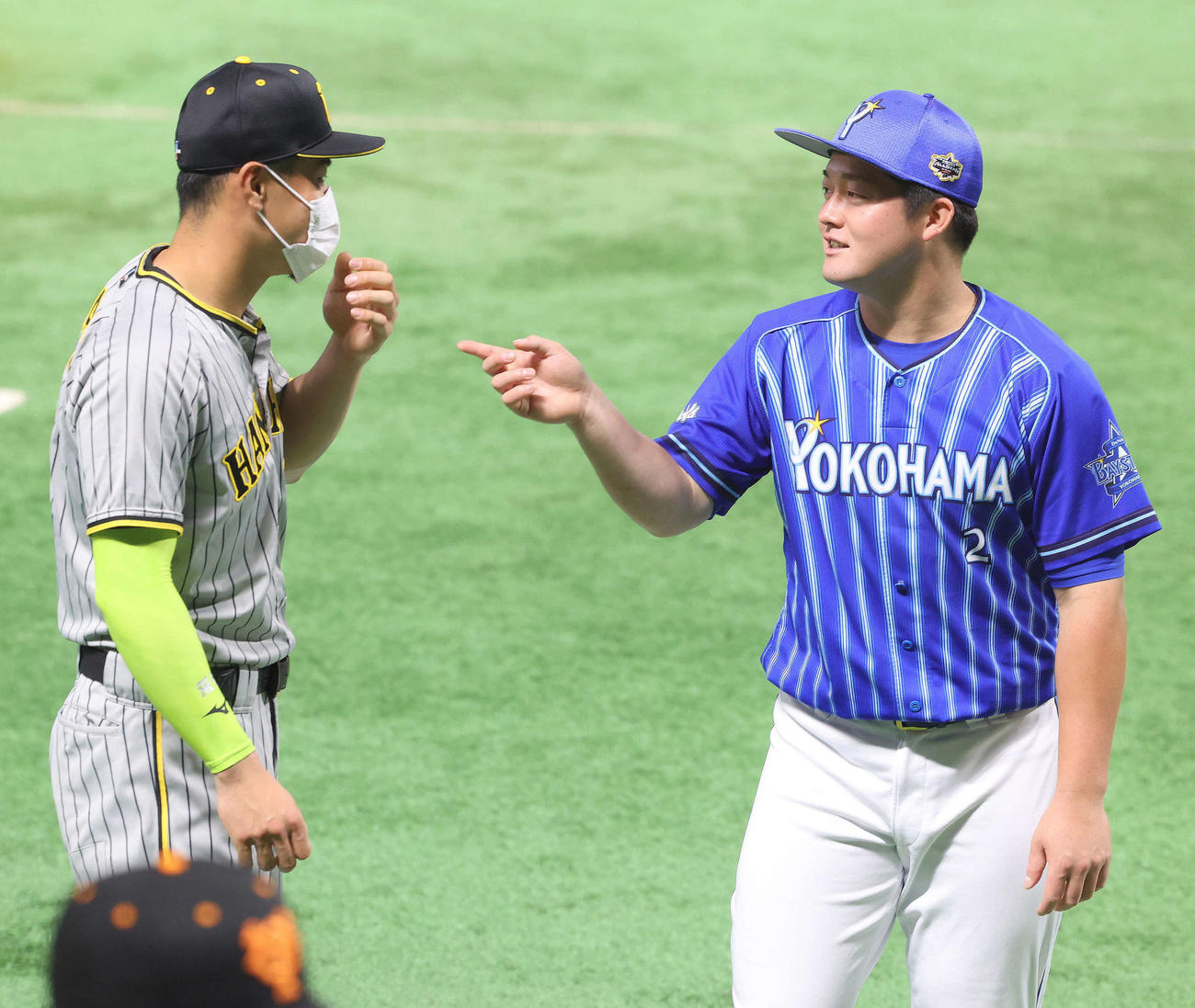 全パ対全セ　試合前、言葉を交わす阪神佐藤輝（左）とDeNA牧（撮影・河田真司）