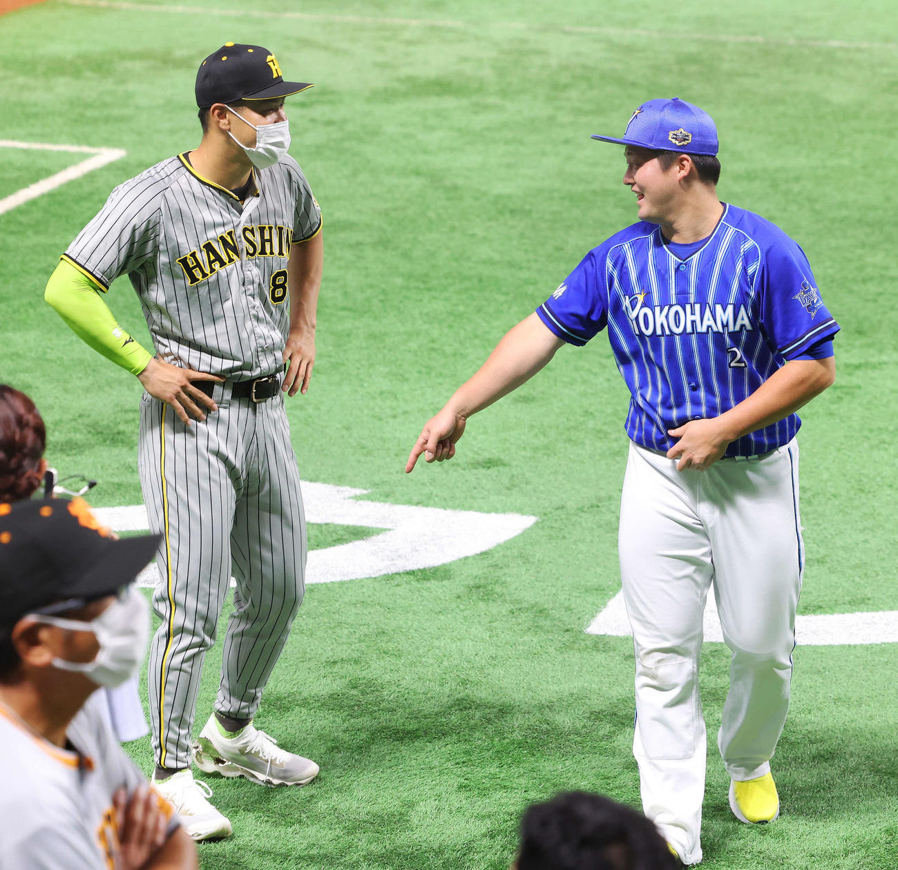 全パ対全セ　試合前、言葉を交わす阪神佐藤輝（左）とDeNA牧（撮影・河田真司）