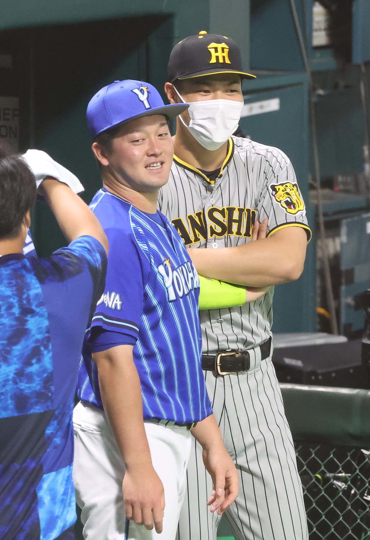 全パ対全セ　牧（左）と談笑する佐藤輝（撮影・上田博志）