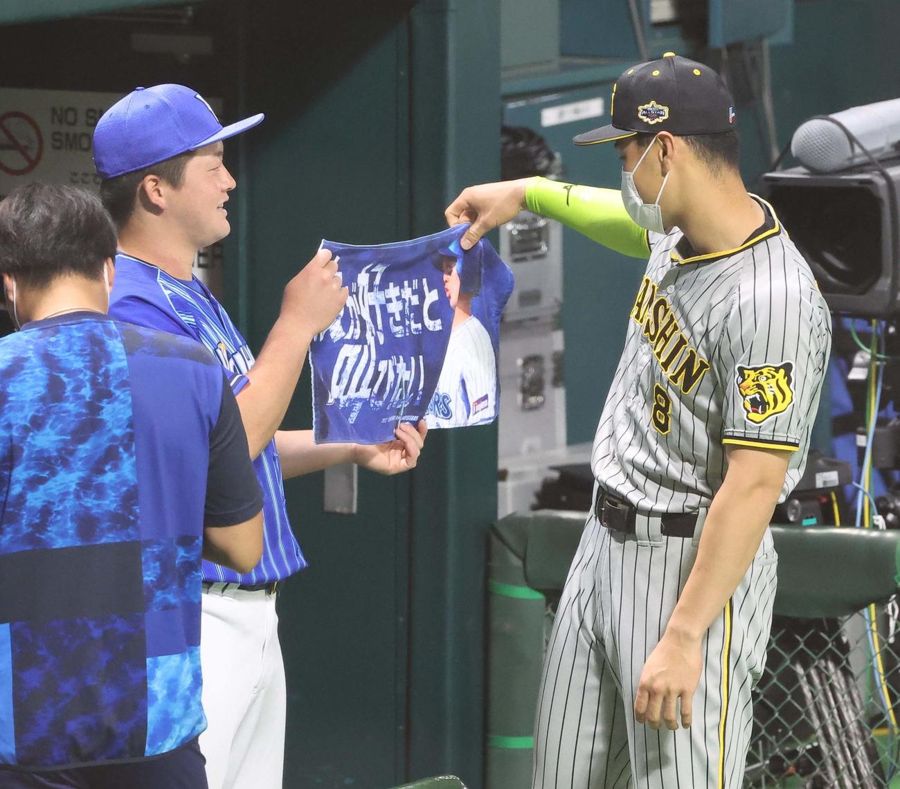 全パ対全セ　牧（左）と「牧が好きだと叫びたい」タオルを見る佐藤輝（撮影・上田博志）