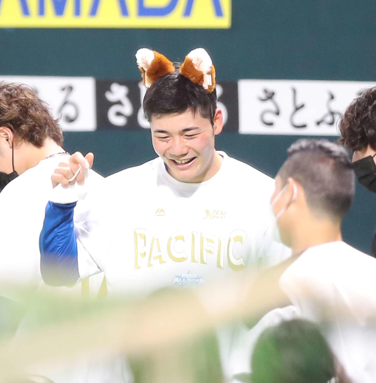 試合前、きつね耳のカチューシャをつけ笑顔を見せる日本ハム清宮（撮影・河田真司）