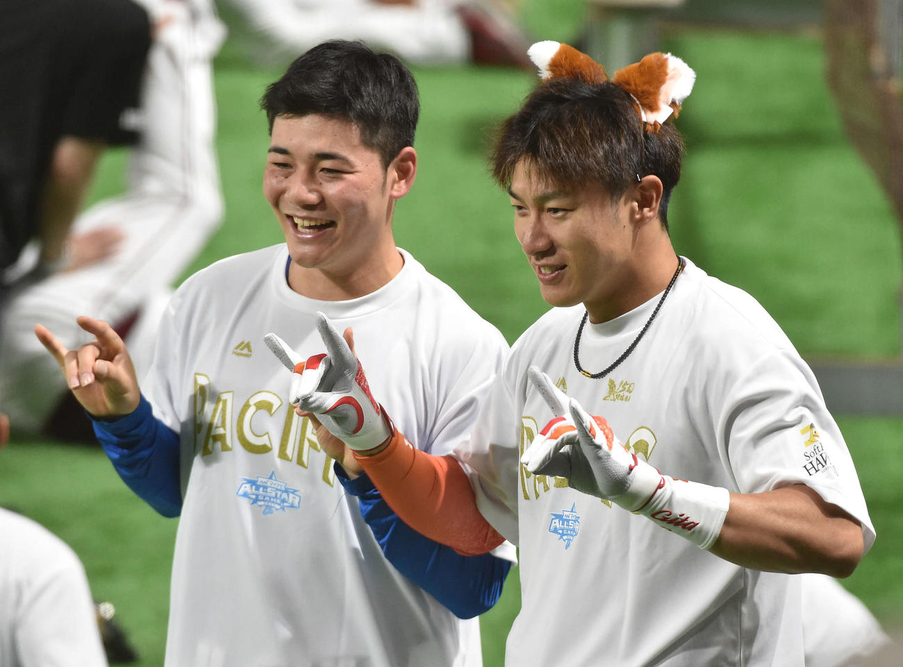 「マイナビオールスターゲーム2022」第1戦　全パ対全セ　きつねダンスの耳をつけて記念撮影をする日本ハム清宮（左）とソフトバンク柳田（撮影・岩下翔太）