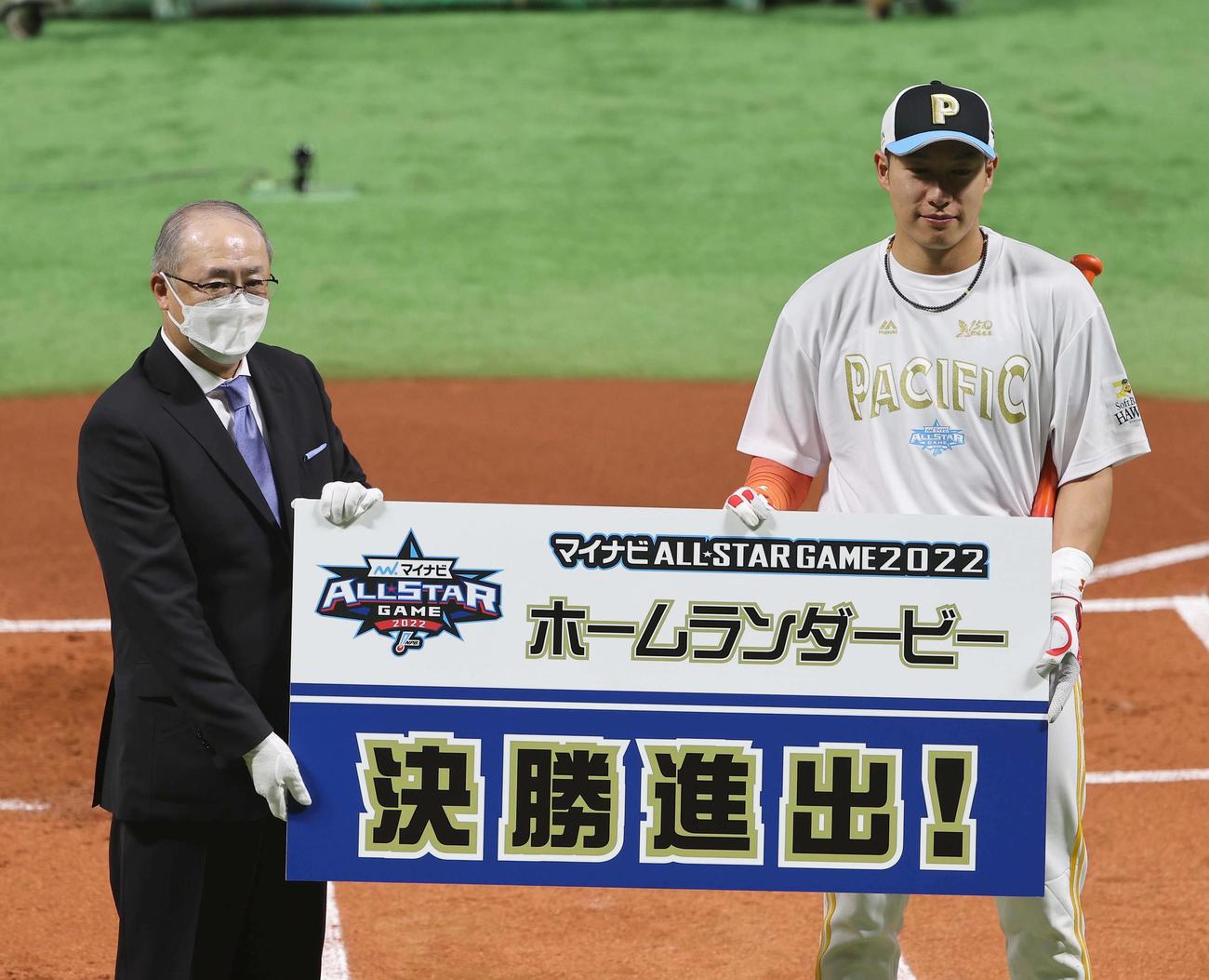 全パ対全セ　ホームランダービー決勝進出を決めたソフトバンク柳田（右）（撮影・上田博志）