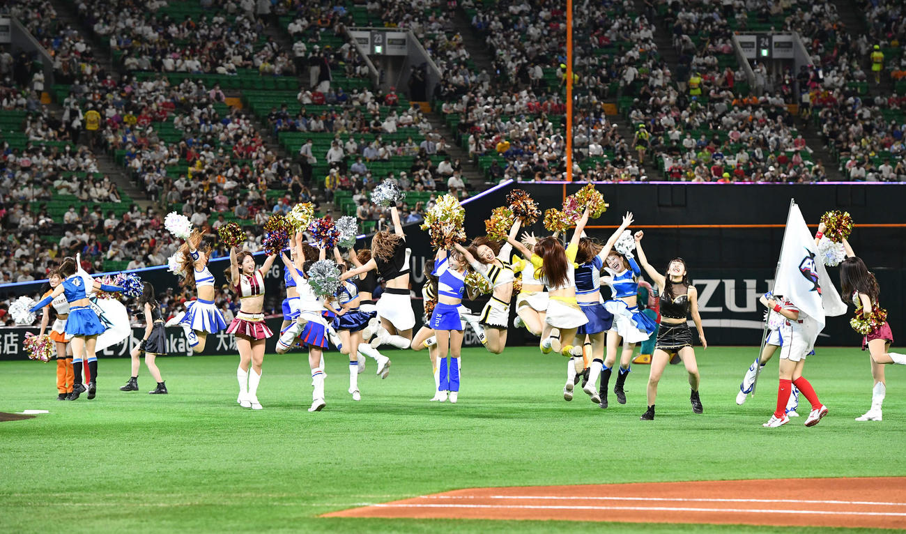 全パ対全セ　試合前、12球団チアガールによるパフォーマンスが行われる（撮影・岩下翔太）