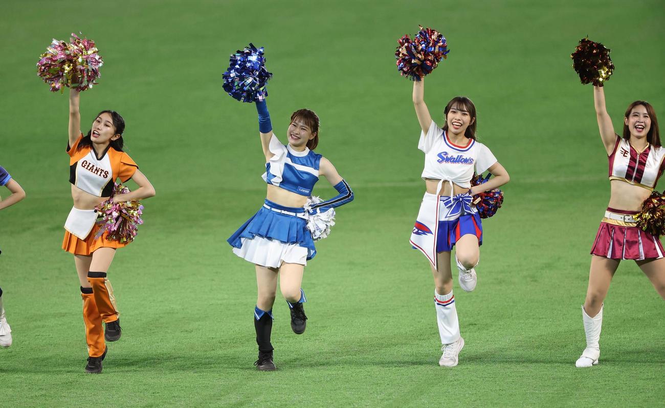 全パ対全セ　グラウンドでダンスする各球団のチア（撮影・上田博志）