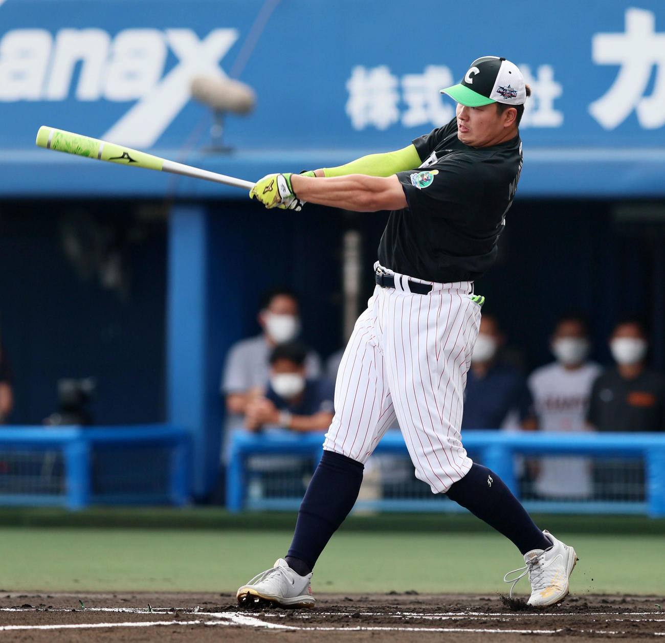 全セ対全パ　ホームラン競争で柵越え弾を放つヤクルト村上（撮影・加藤哉）