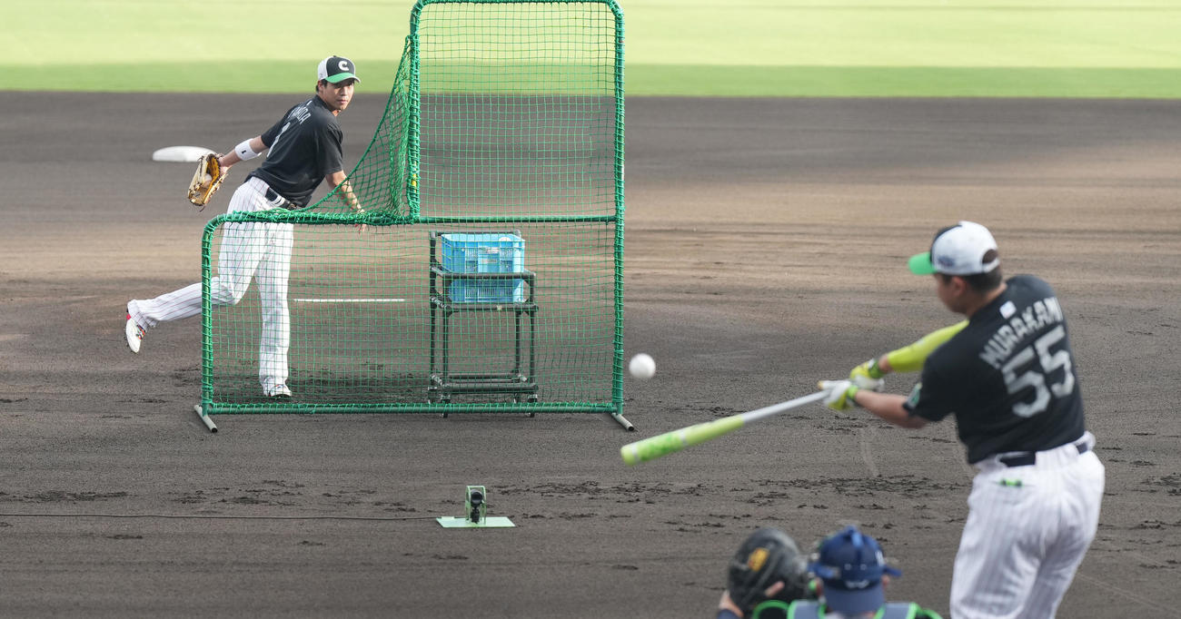 全セ対全パ　ホームランダービーで村上（手前）の打撃投手を務める山田（撮影・菅敏）