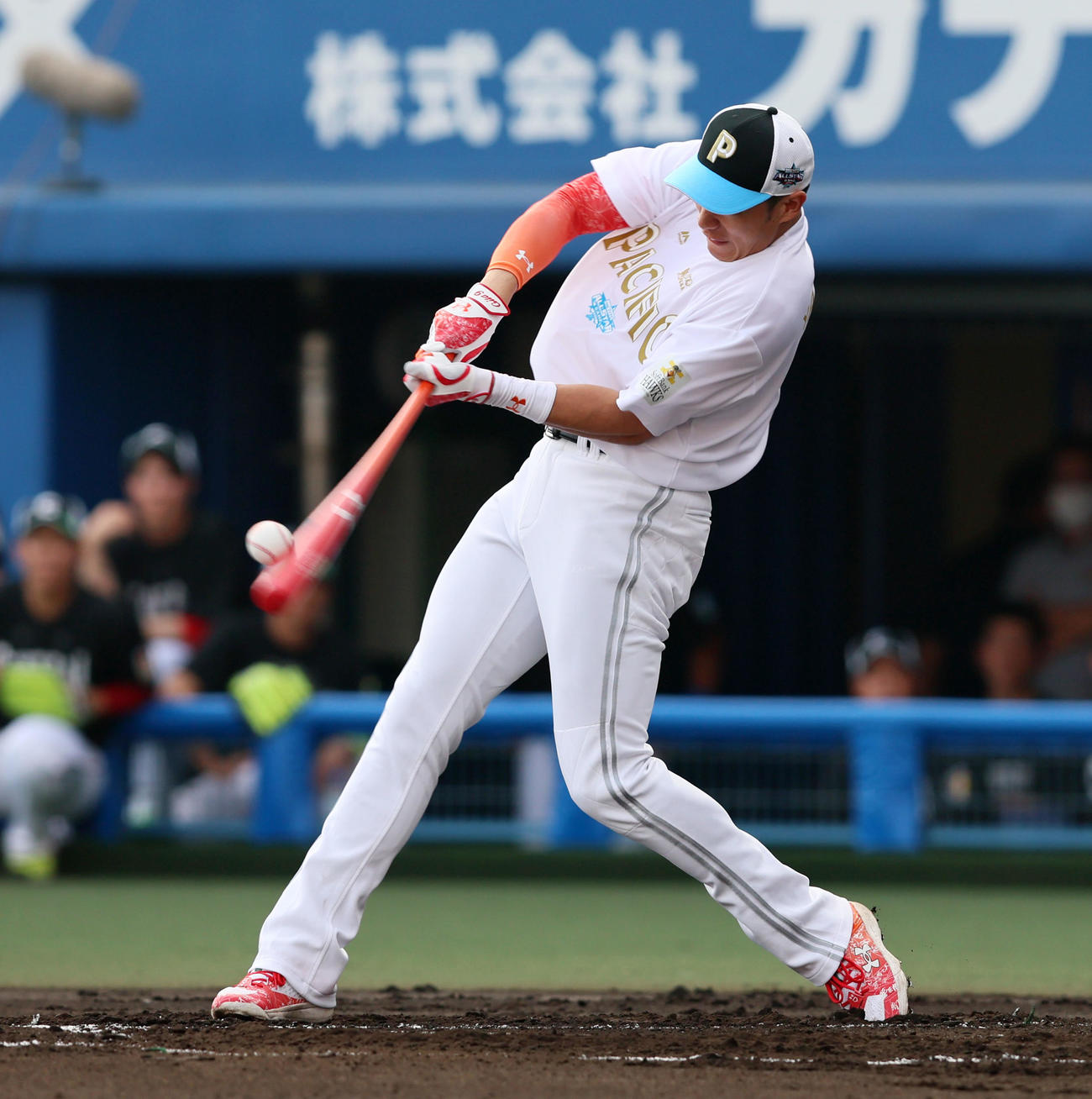 全セ対全パ　ホームラン競争で柵越え弾を放つ柳田（撮影・加藤哉）