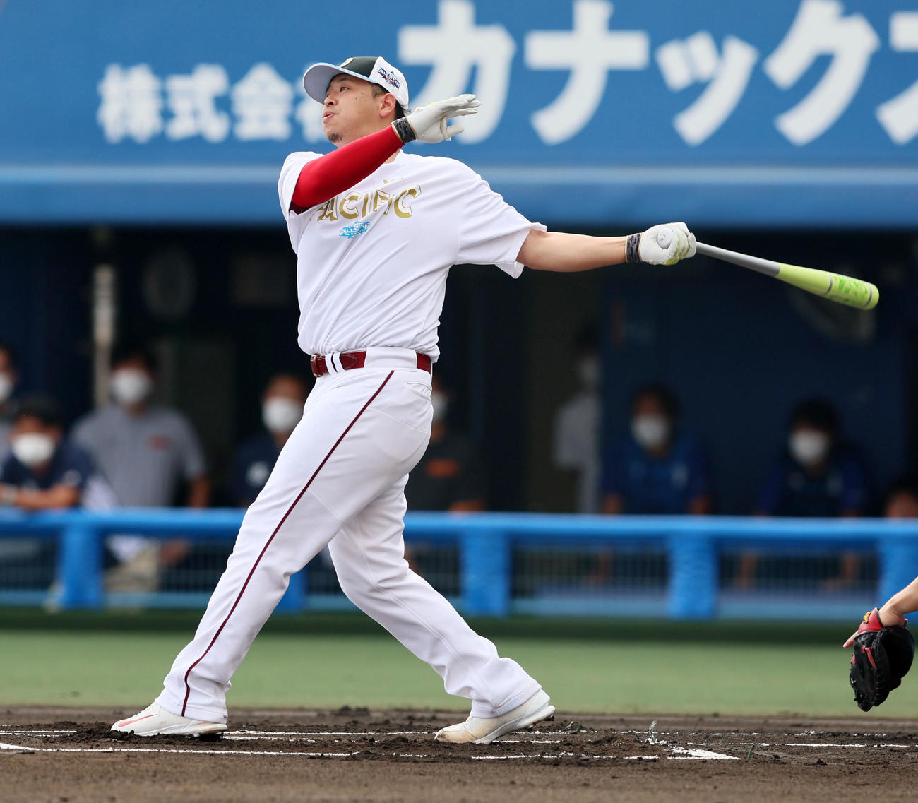 全セ対全パ　ホームラン競争で柵越え弾を放つ楽天浅村（撮影・加藤哉）