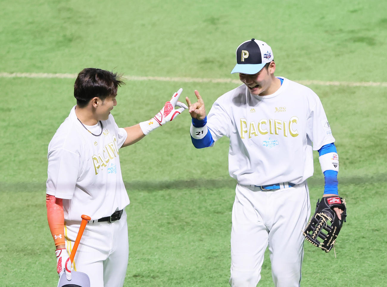 ホームランダービー第1試合でDeNA牧に勝利したソフトバンク柳田（左）は投手を務めた清宮ときつねタッチ（撮影・足立雅史）