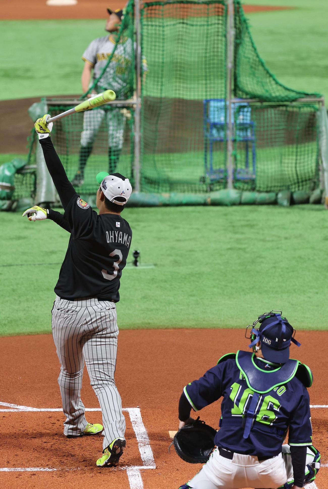 全パ対全セ　ホームランダービーで柳田の投手役をつとめる清宮（撮影・上田博志）
