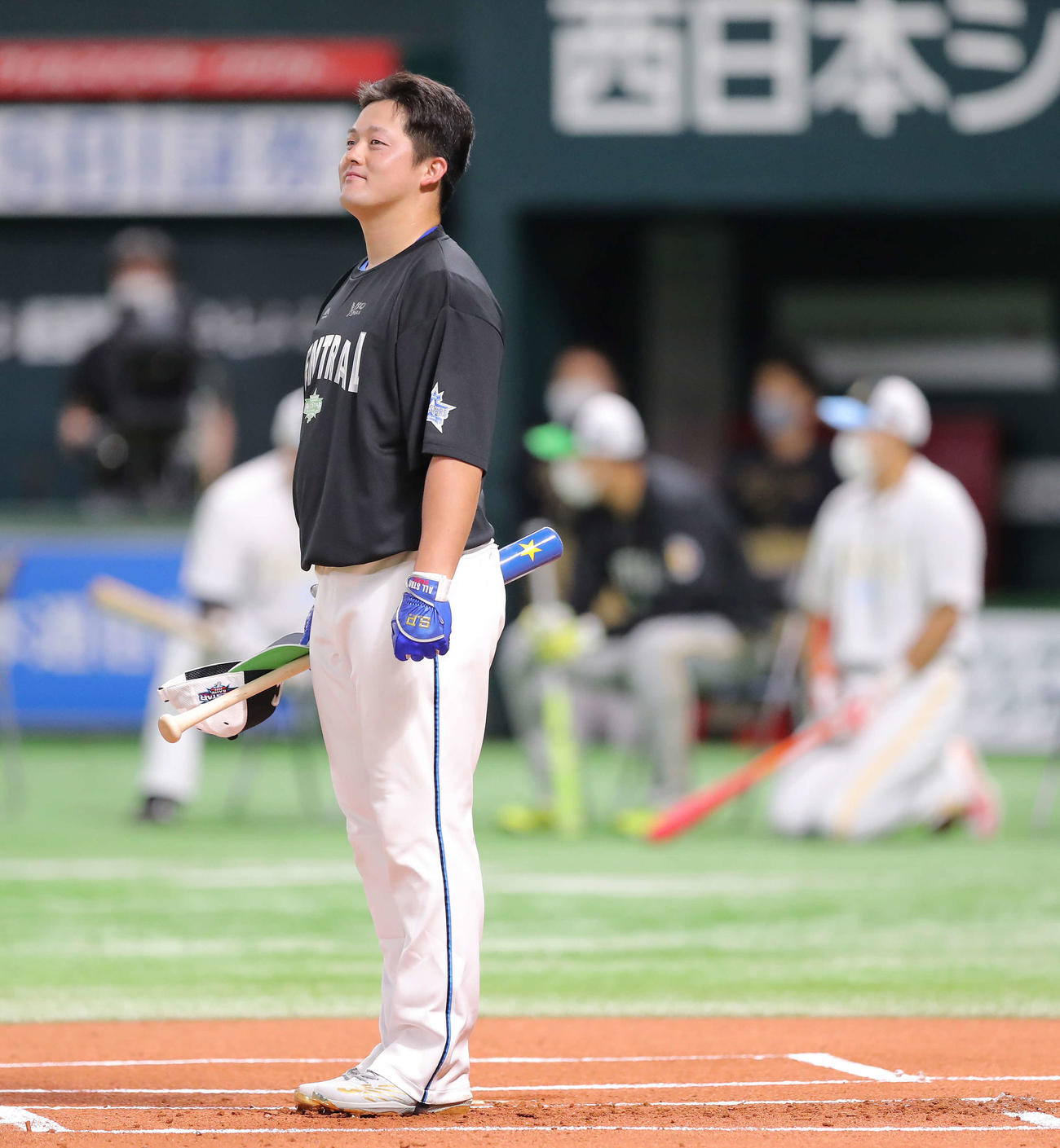 全パ対全セ　ホームランダービーで、記録1本で終え、苦笑いを浮かべるDeNA牧（撮影・河田真司）