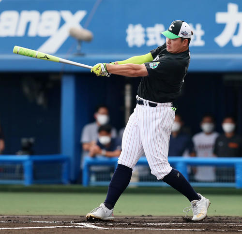 全セ対全パ ホームラン競争で柵越え弾を放つヤクルト村上(撮影・加藤哉)