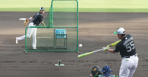 全セ対全パ ホームランダービーで村上(手前)の打撃投手を務める山田(撮影・菅敏)
