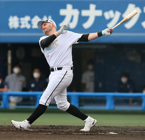 全セ対全パ ホームラン競争で柵越え弾を放つロッテのレアード(撮影・加藤哉)