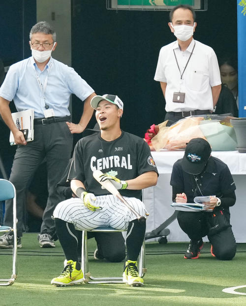 全セ対全パ 試合前、ホームランダービー準々決勝で柵越え1本となり、悔しい表情の阪神佐藤輝(撮影・江口和貴)