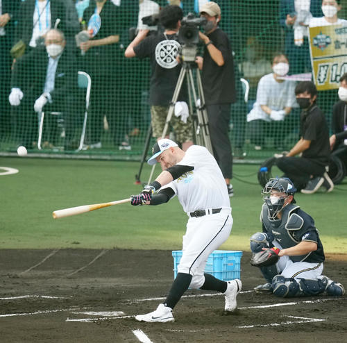 全セ対全パ ホームランダービー決勝、4本の柵越えで優勝したロッテ・レアード(撮影・江口和貴)