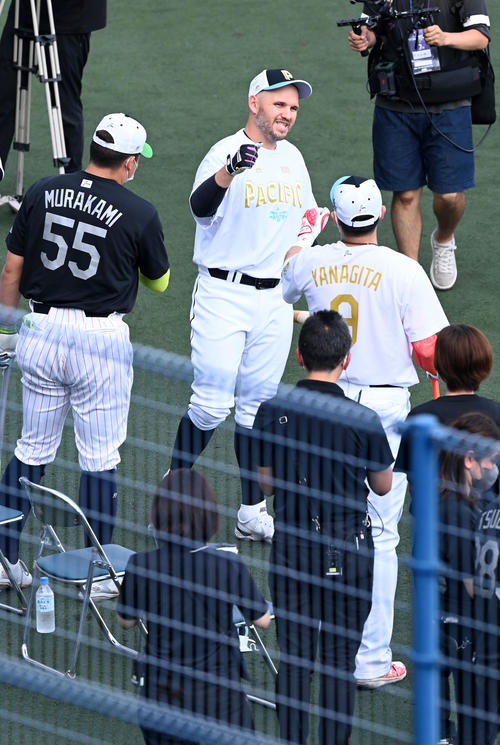 全セ対全パ ホームランダービー決勝でソフトバンク柳田を破り優勝したロッテレアード(撮影・前岡正明)