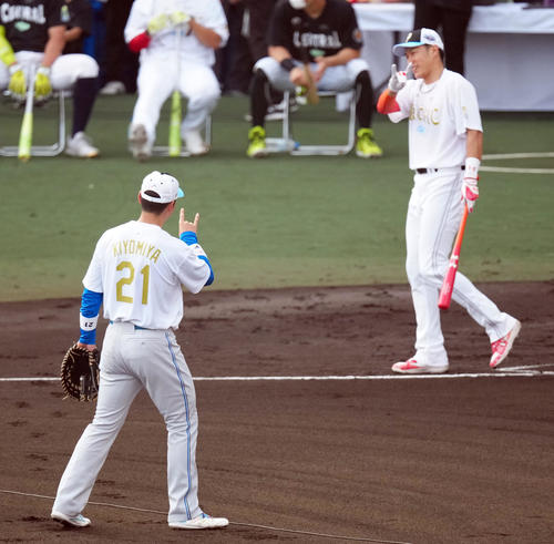 全セ対全パ ホームランダービー決勝後、ソフトバンク柳田(後方)ときつねポーズを見せる日本ハム清宮(撮影・江口和貴)