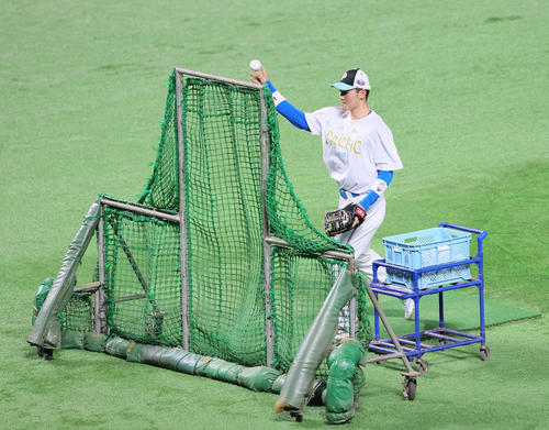 ホームランダービーでソフトバンク柳田の投手を務めた清宮(撮影・足立雅史)