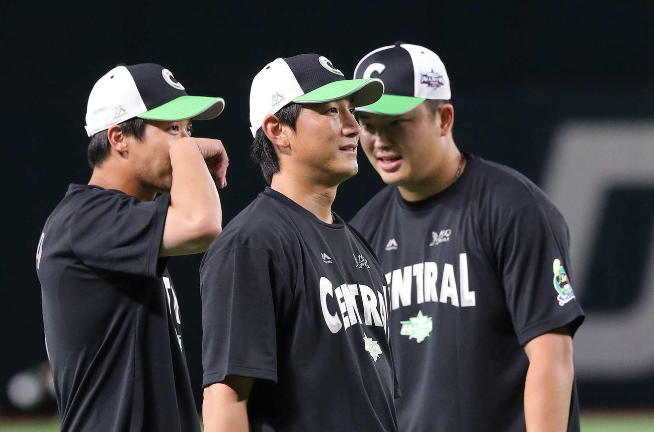 全パ対全セ　試合前、守備練習するヤクルトの山田（左）村上（右）と巨人小林（撮影・河田真司）