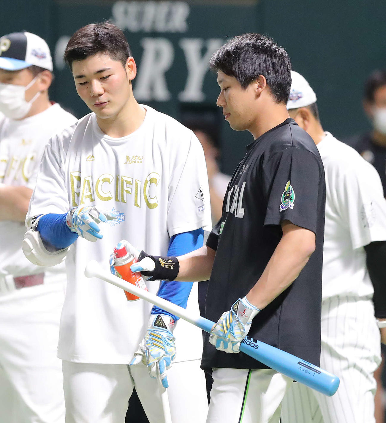 全パ対全セ　試合前、日本ハム清宮（左）とヤクルト山田（撮影・河田真司）