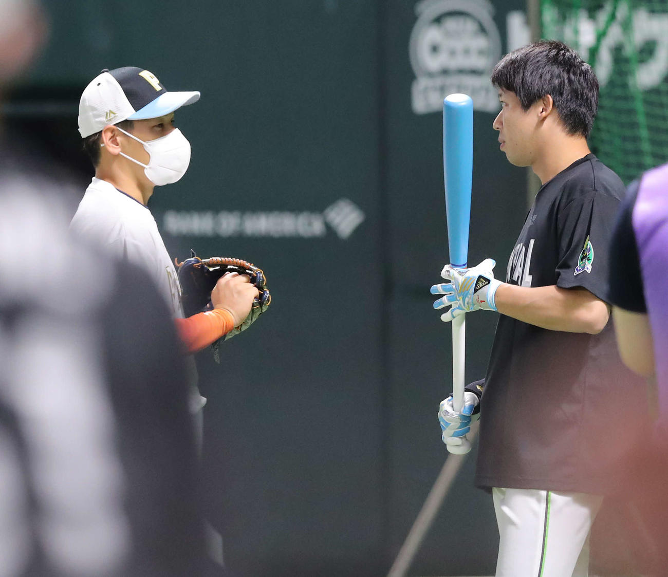 全パ対全セ　試合前、オリックス吉田正（手前）と言葉を交わすヤクルト山田（撮影・河田真司）