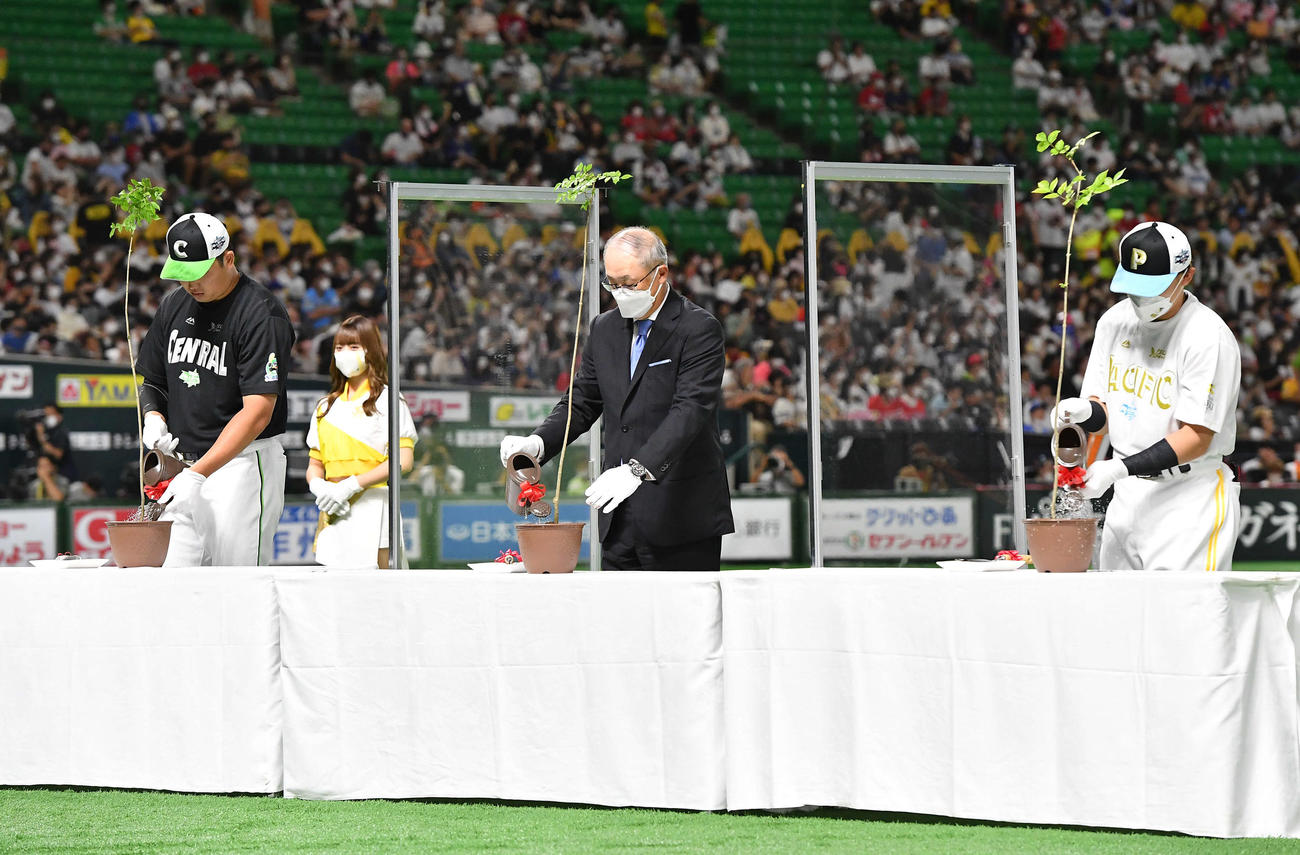 全パ対全セ　アオダモの植樹セレモニーに出席したヤクルト村上（左）とソフトバンク牧原大（撮影・岩下翔太）
