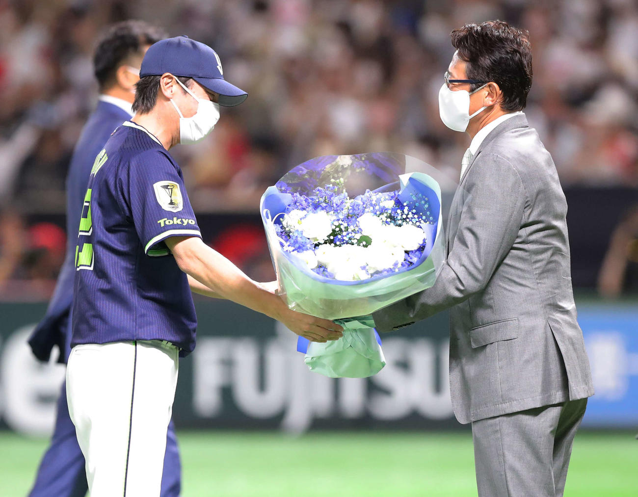 全パ対全セ　試合開始前、野球殿堂入り表彰でヤクルト高津監督に花束を渡す古田氏（撮影・河田真司）