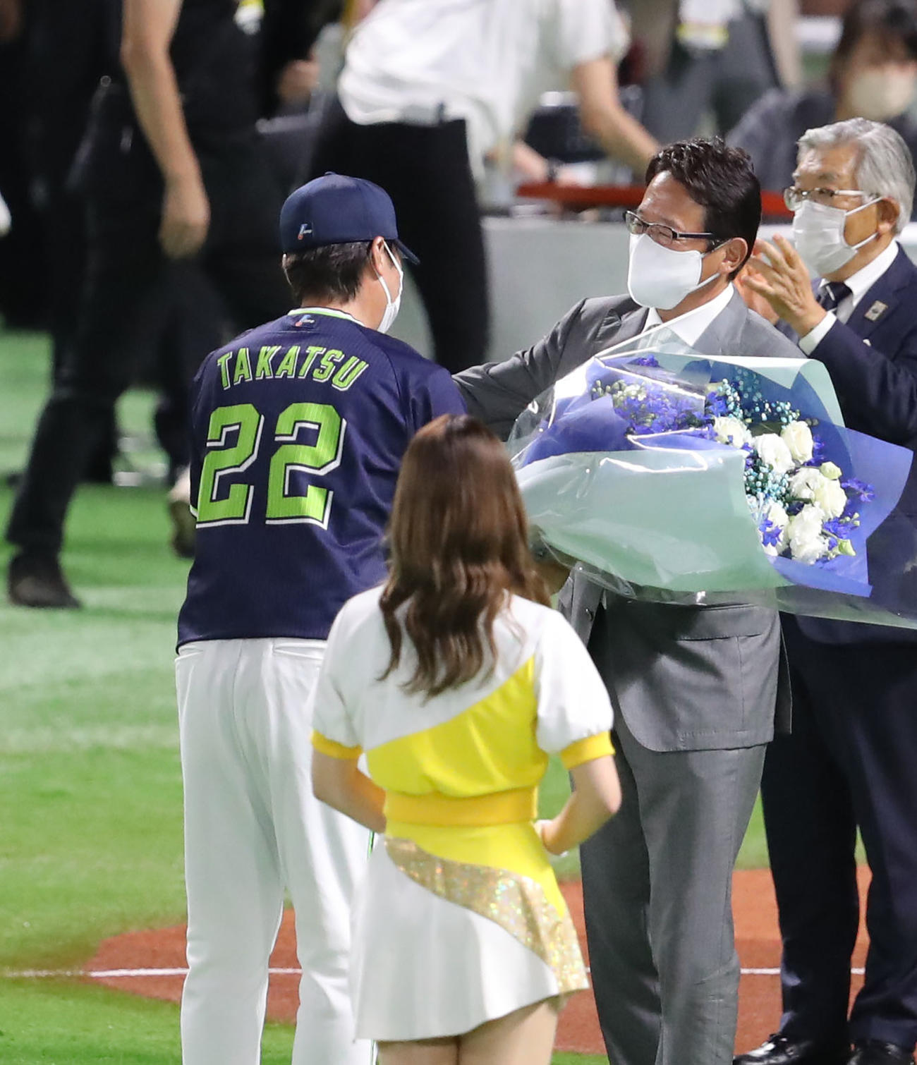 全パ対全セ　野球殿堂入りの表彰を受けた高津監督（左）に花束を渡す古田敦也氏（撮影・屋方直哉）