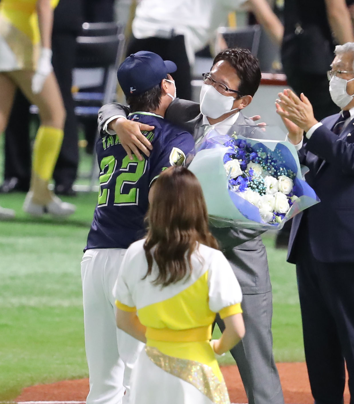 全パ対全セ　野球殿堂入りの表彰を受けた高津監督（左）に花束を渡し、抱き合う古田敦也氏（撮影・屋方直哉）
