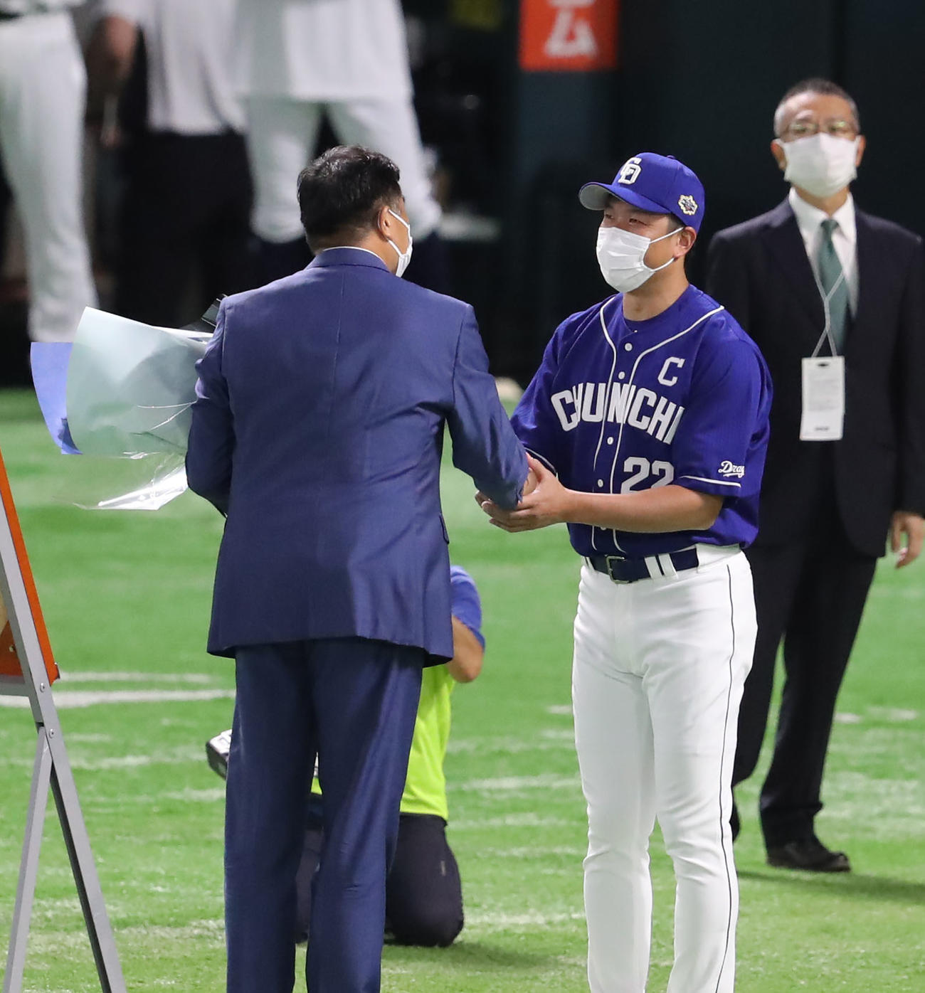 全パ対全セ　野球殿堂入りの表彰を受けた山本昌氏（左）に花束を渡し、握手をする大野雄（撮影・屋方直哉）