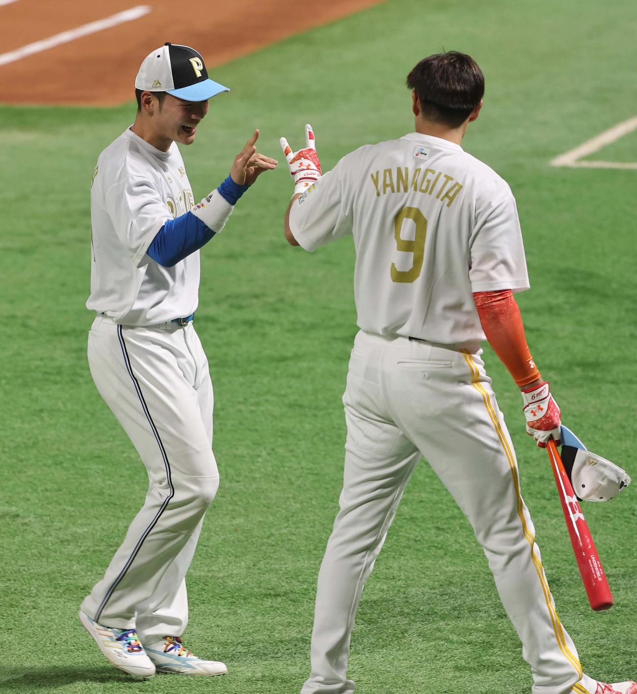 全パ対全セ　ホームランダービーで柳田（右）の投手役をつとめた清宮（撮影・上田博志）