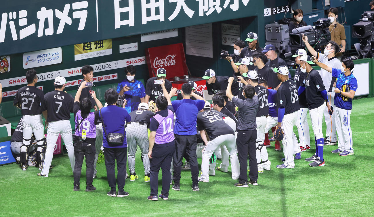 全セの円陣で声出しをするヤクルト塩見（後方左から3人目）（撮影・足立雅史）