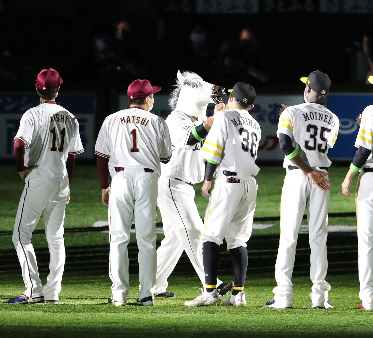 全パ対全セ　選手紹介で馬のかぶり物で登板し、ナインとグータッチをする山川（撮影・屋方直哉）