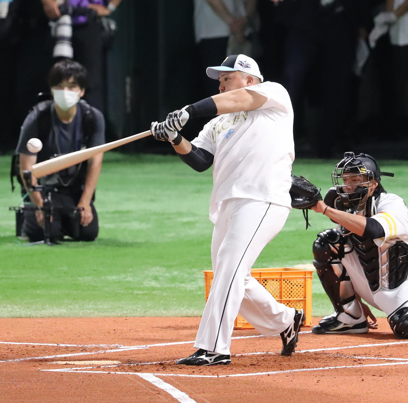 全パ対全セ　ホームランダービーでスタンドへ打球を飛ばす山川（撮影・屋方直哉）