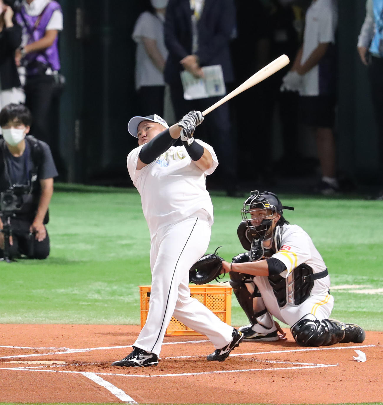 全パ対全セ　ホームランダービーでスタンドへ打球を飛ばす山川（撮影・屋方直哉）