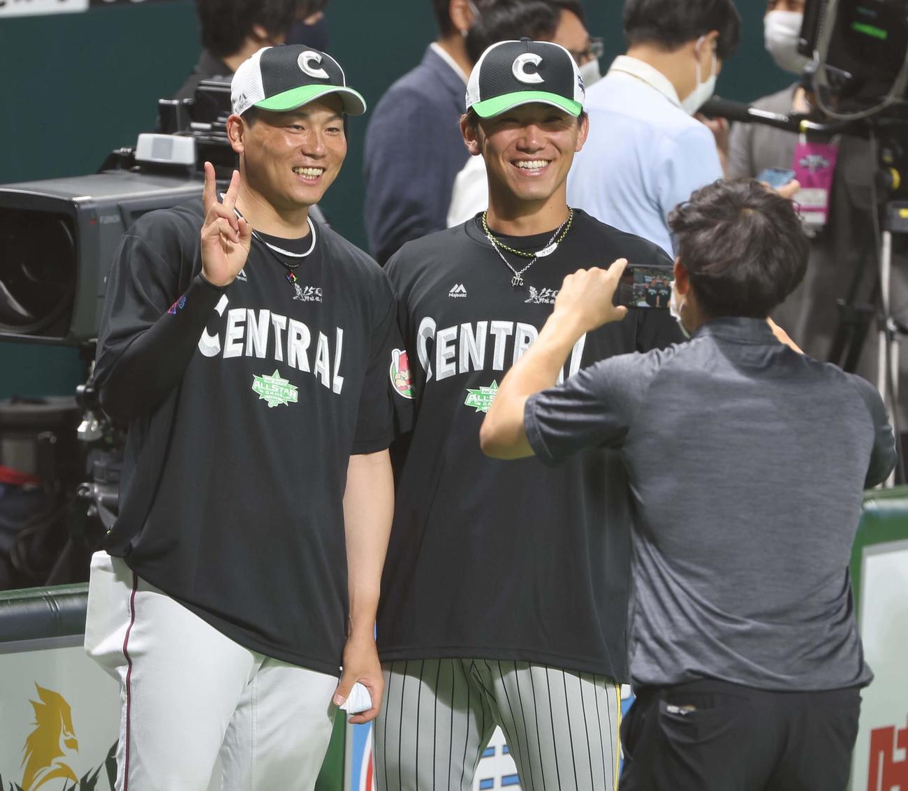 全パ対全セ　記念撮影で笑顔を見せる栗林と伊藤将（撮影・上田博志）