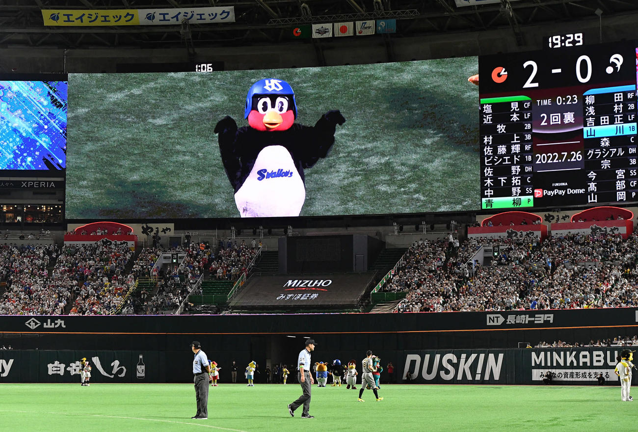 全パ対全セ　ホットドッグレースの結果にリクエストを要求するつば九郎（撮影・岩下翔太）