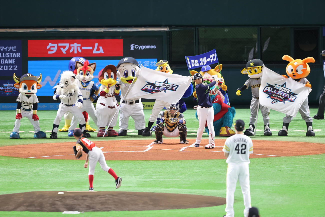 全パ対全セ　12球団のマスコットが見守る中、行われた始球式（撮影・梅根麻紀）
